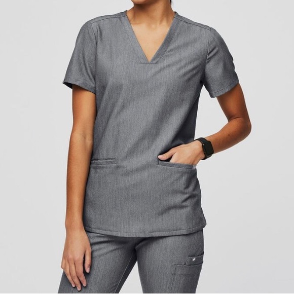 FIGS Casma™ Three-Pocket Scrub Top size Medium - Picture 1 of 5